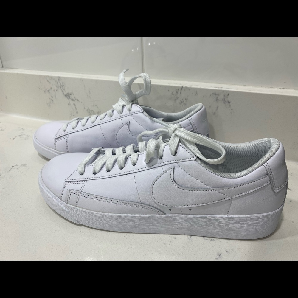 Nike Sneaker (Brand New)